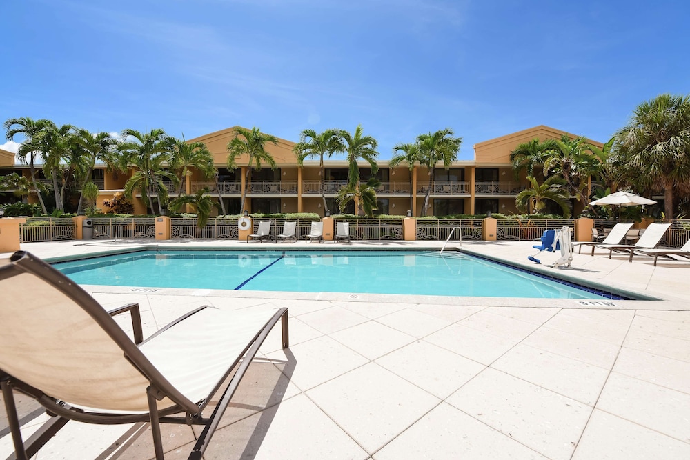 Hampton Inn Key Largo Manatee Bay — Swimming pool in Key Largo, Florida