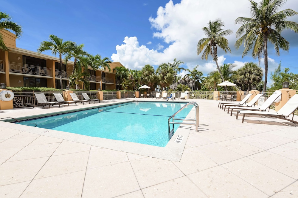 Hampton Inn Key Largo Manatee Bay — Swimming pool in Key Largo, Florida