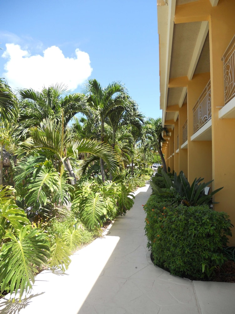 Hampton Inn Key Largo Manatee Bay — Hotel building in Key Largo, Florida