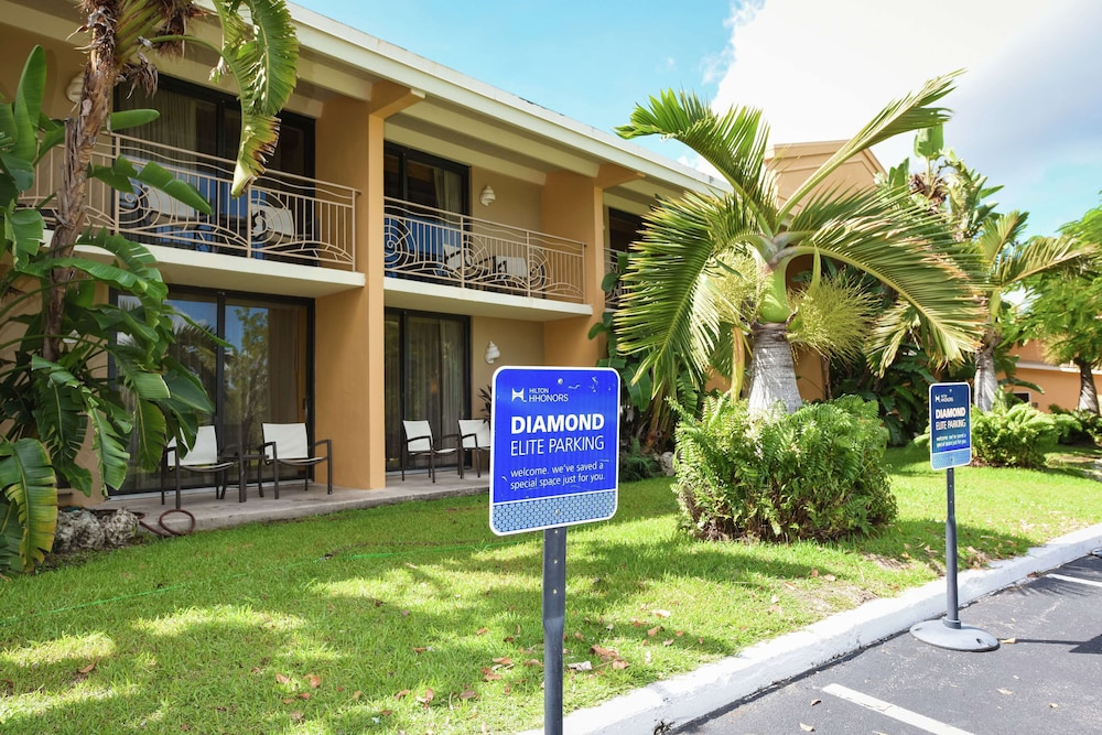 Hampton Inn Key Largo Manatee Bay — Hotel building in Key Largo, Florida