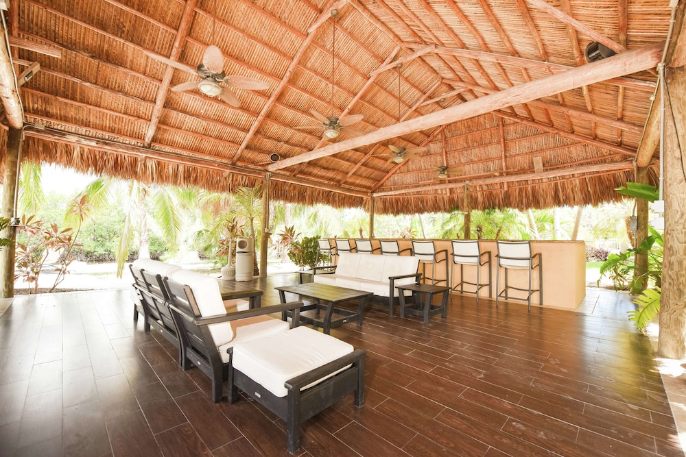 Hampton Inn Key Largo Manatee Bay — Restaurant & bars in Key Largo, Florida