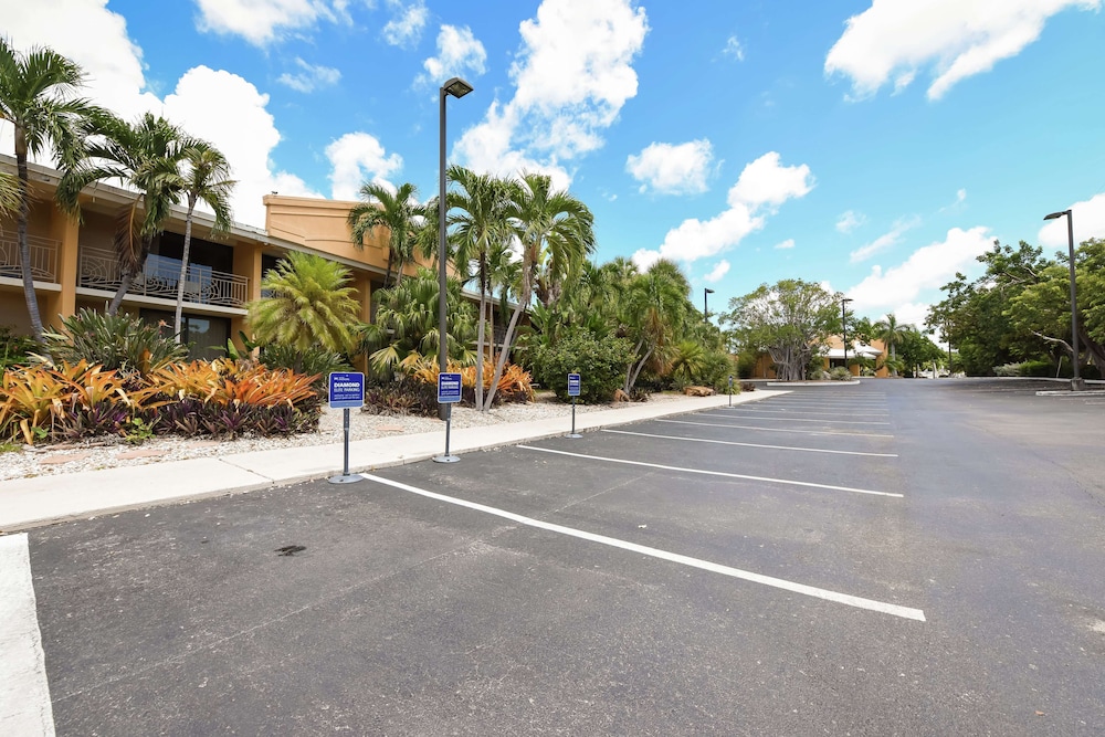 Hampton Inn Key Largo Manatee Bay — Hotel building in Key Largo, Florida