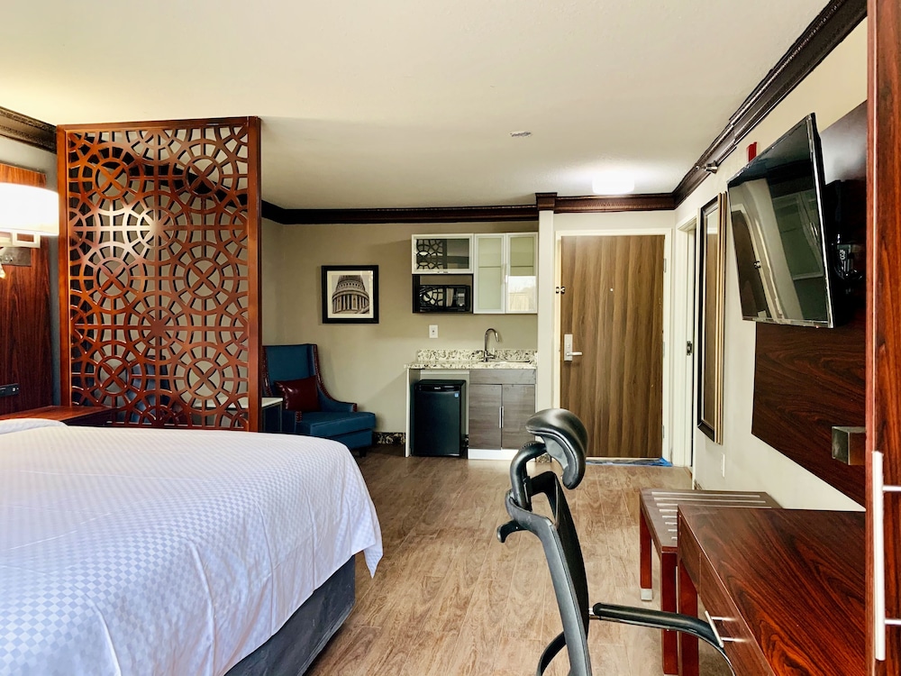 The Leo Collection Detroit, an Ascend Collection Hotel — Hotel rooms in Lincoln Park, Michigan