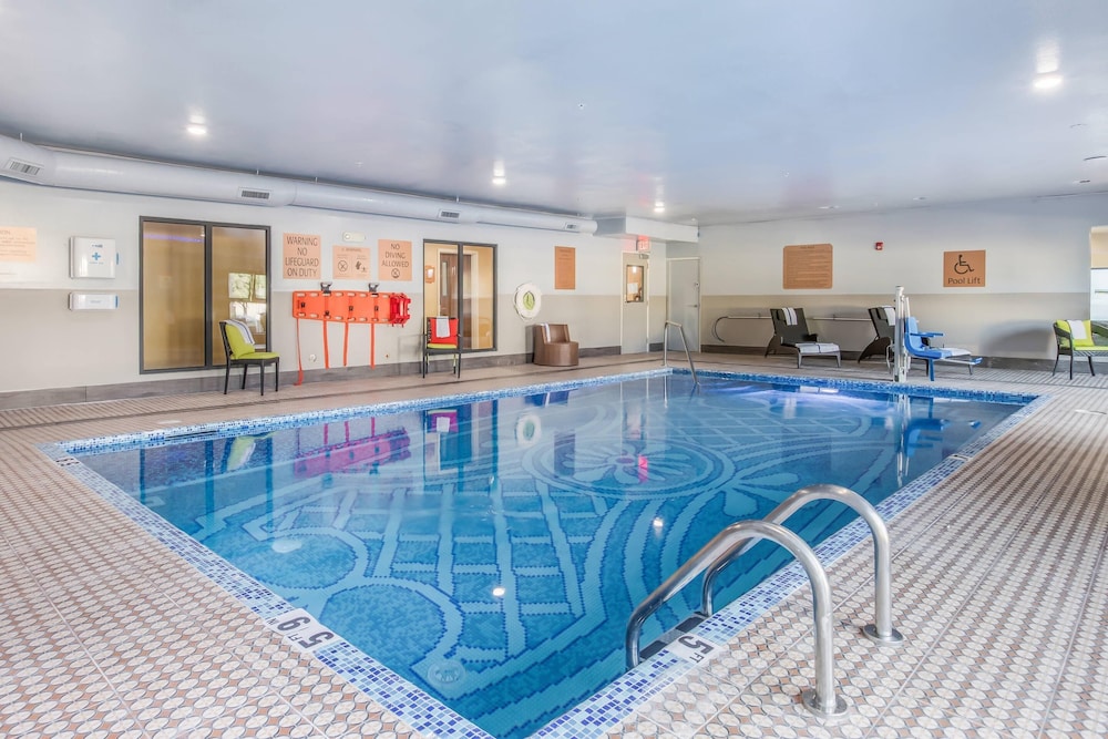 The Leo Collection Detroit, an Ascend Collection Hotel — Swimming pool in Lincoln Park, Michigan