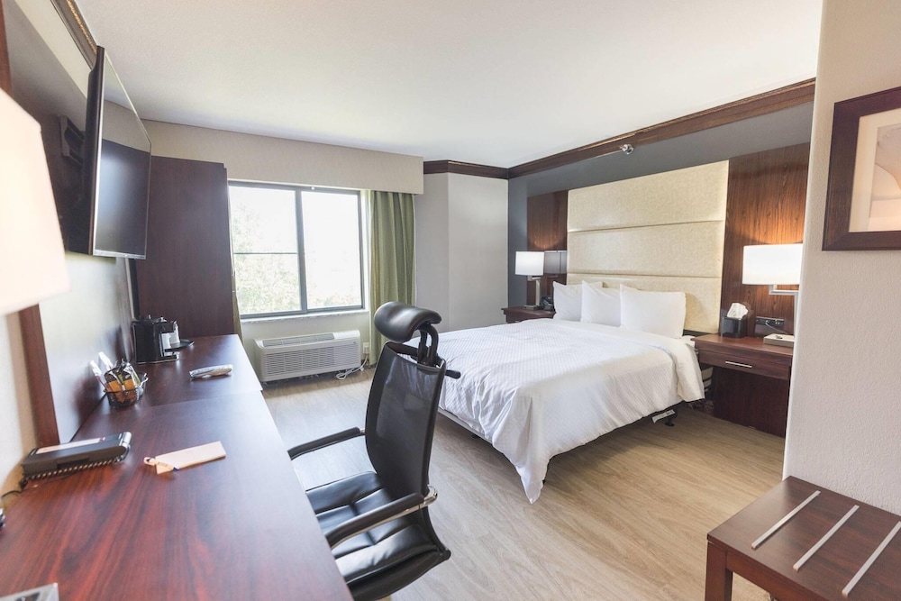 The Leo Collection Detroit, an Ascend Collection Hotel — Hotel rooms in Lincoln Park, Michigan