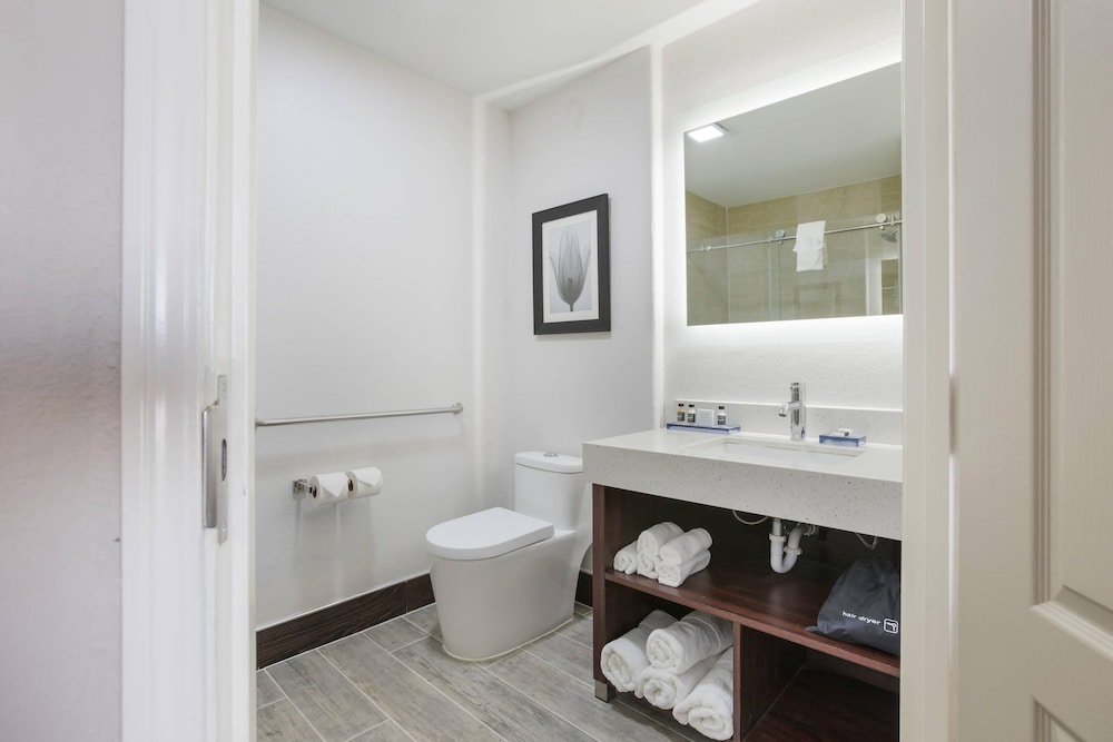 The Leo Collection Detroit, an Ascend Collection Hotel — Hotel rooms in Lincoln Park, Michigan