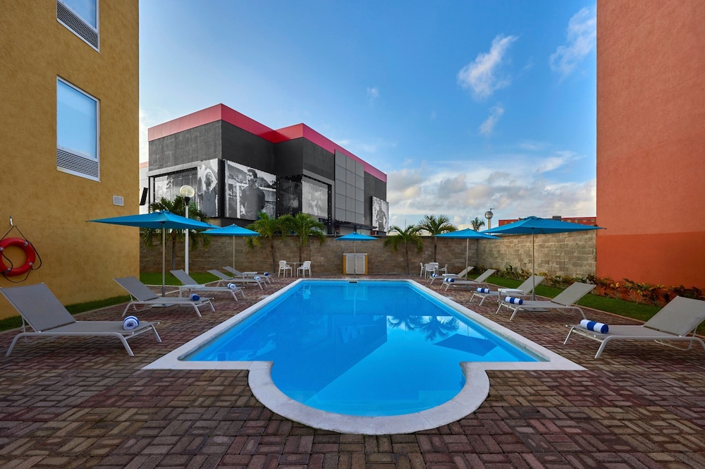 City Express Junior by Marriott Cancun — Pool in Cancun, Quintana Roo
