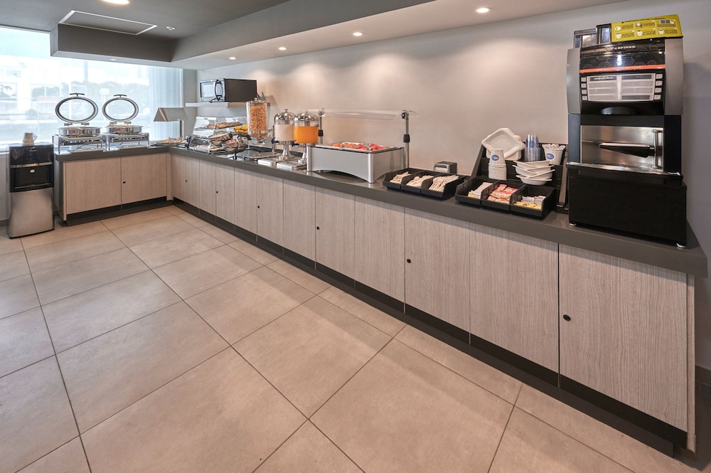 City Express Junior by Marriott Cancun — Restaurant in Cancun, Quintana Roo