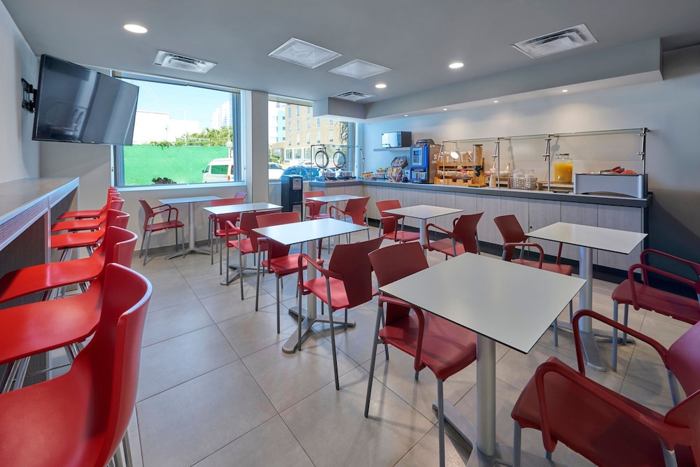 City Express Junior by Marriott Cancun — Restaurant in Cancun, Quintana Roo