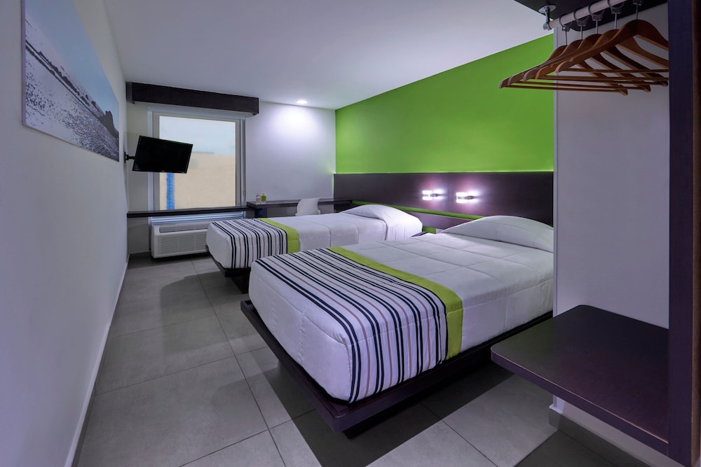 City Express Junior by Marriott Cancun — Rooms in Cancun, Quintana Roo