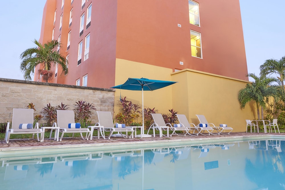 City Express Junior by Marriott Cancun — Pool in Cancun, Quintana Roo