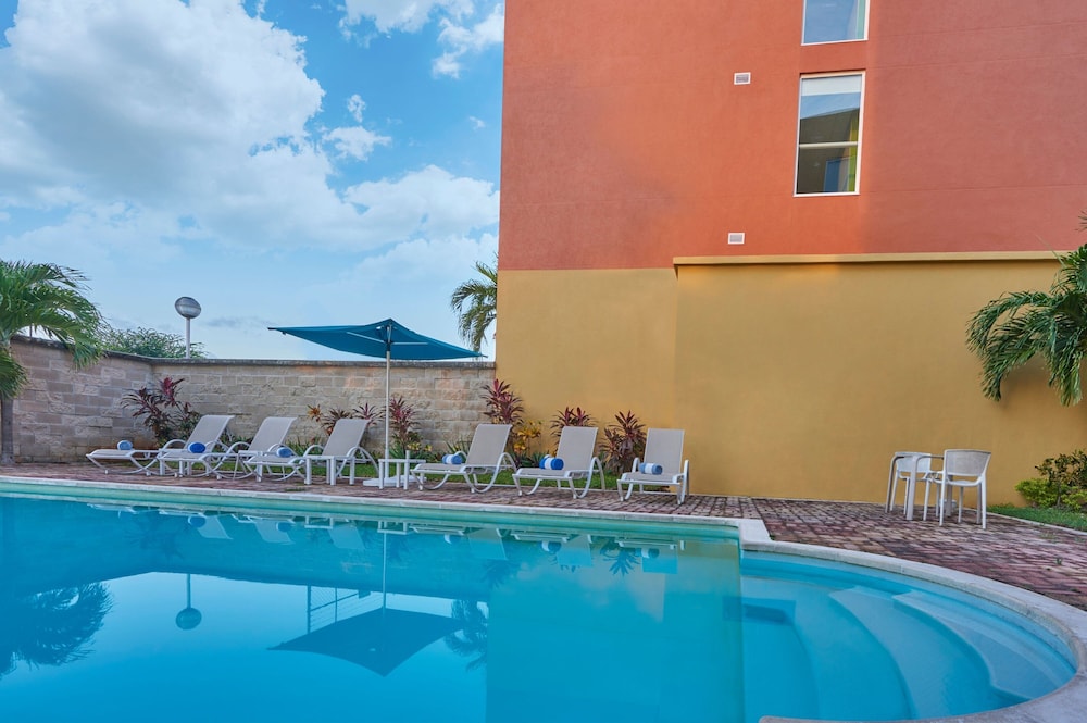 City Express Junior by Marriott Cancun — Pool in Cancun, Quintana Roo