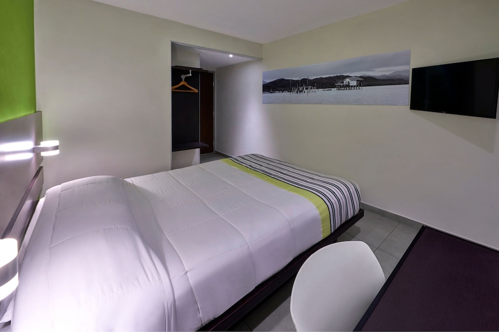 City Express Junior by Marriott Cancun — Rooms in Cancun, Quintana Roo