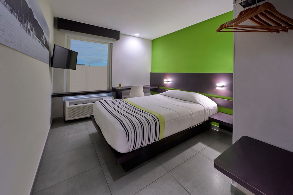 City Express Junior by Marriott Cancun — Rooms in Cancun, Quintana Roo
