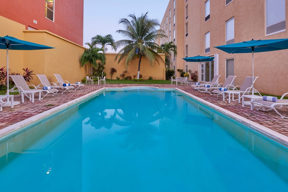 City Express Junior by Marriott Cancun — Pool in Cancun, Quintana Roo