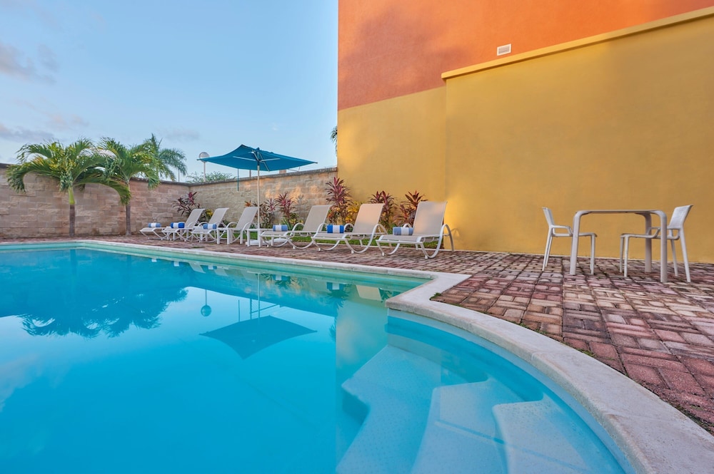 City Express Junior by Marriott Cancun — Pool in Cancun, Quintana Roo