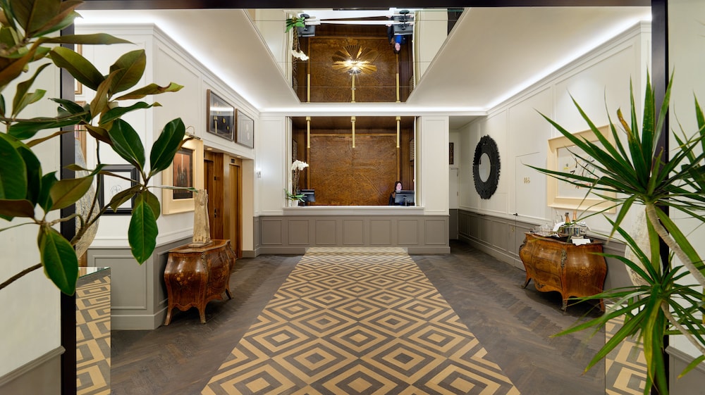 H10 Madison — Hotel building in Barcelona, Catalonia