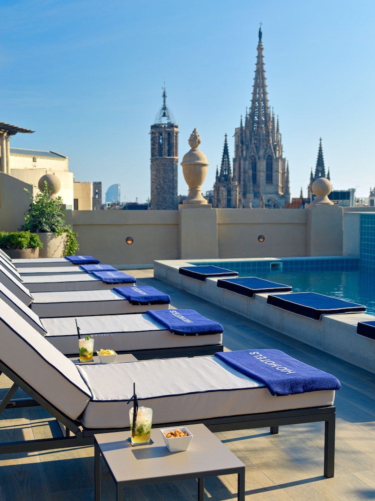 H10 Madison — Swimming pool in Barcelona, Catalonia