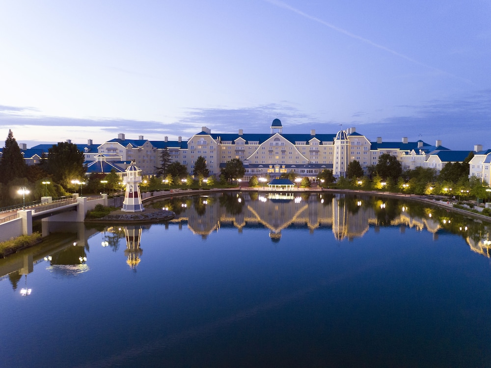 Disney Newport Bay Club — Hotel building in Disneyland Paris, Ile-de-France