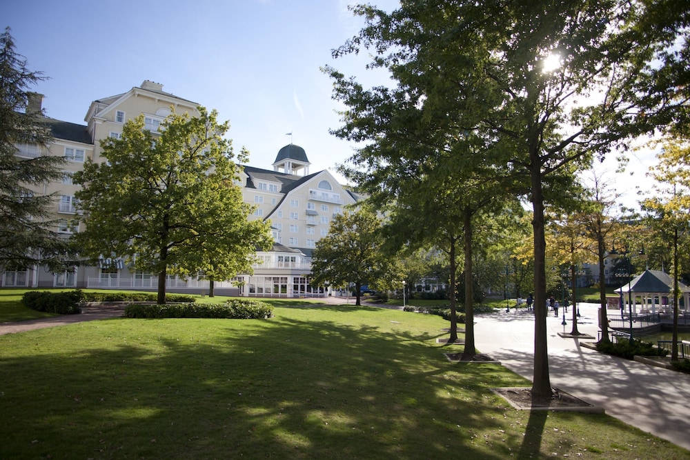 Disney Newport Bay Club — Hotel building in Disneyland Paris, Ile-de-France