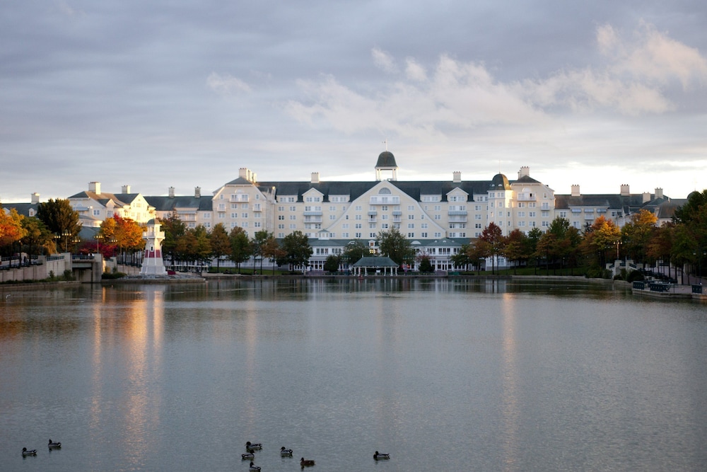 Disney Newport Bay Club — Hotel building in Disneyland Paris, Ile-de-France