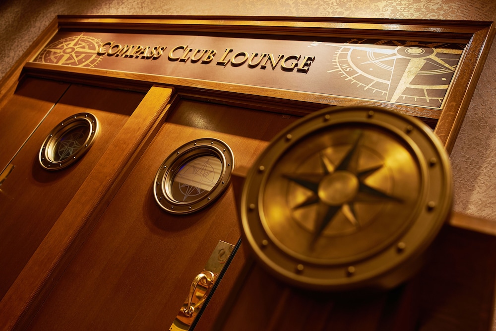 Disney Newport Bay Club — Hotel building in Disneyland Paris, Ile-de-France