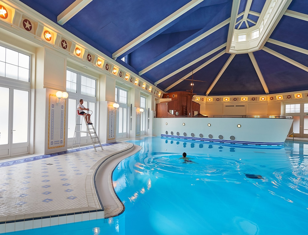 Disney Newport Bay Club — Swimming pool in Disneyland Paris, Ile-de-France
