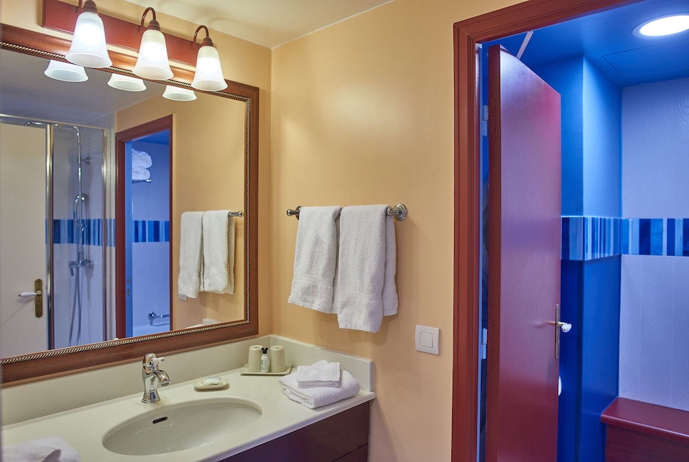 Disney Newport Bay Club — Hotel rooms in Disneyland Paris, Ile-de-France
