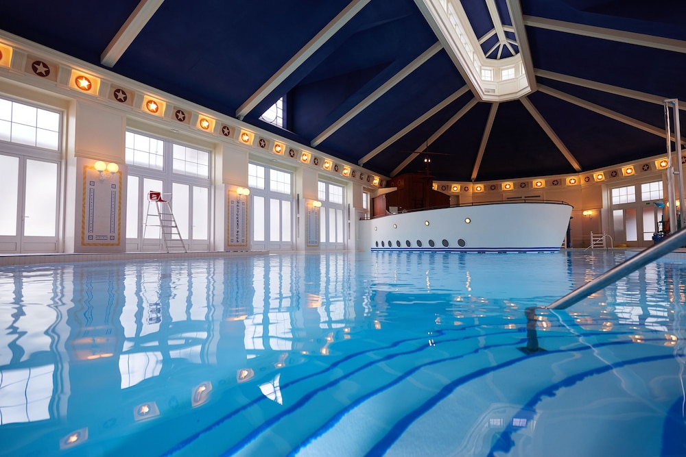 Disney Newport Bay Club — Swimming pool in Disneyland Paris, Ile-de-France