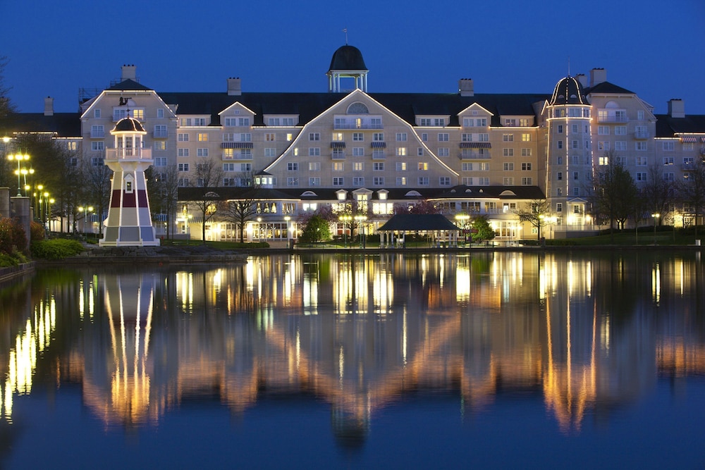 Disney Newport Bay Club — Hotel building in Disneyland Paris, Ile-de-France
