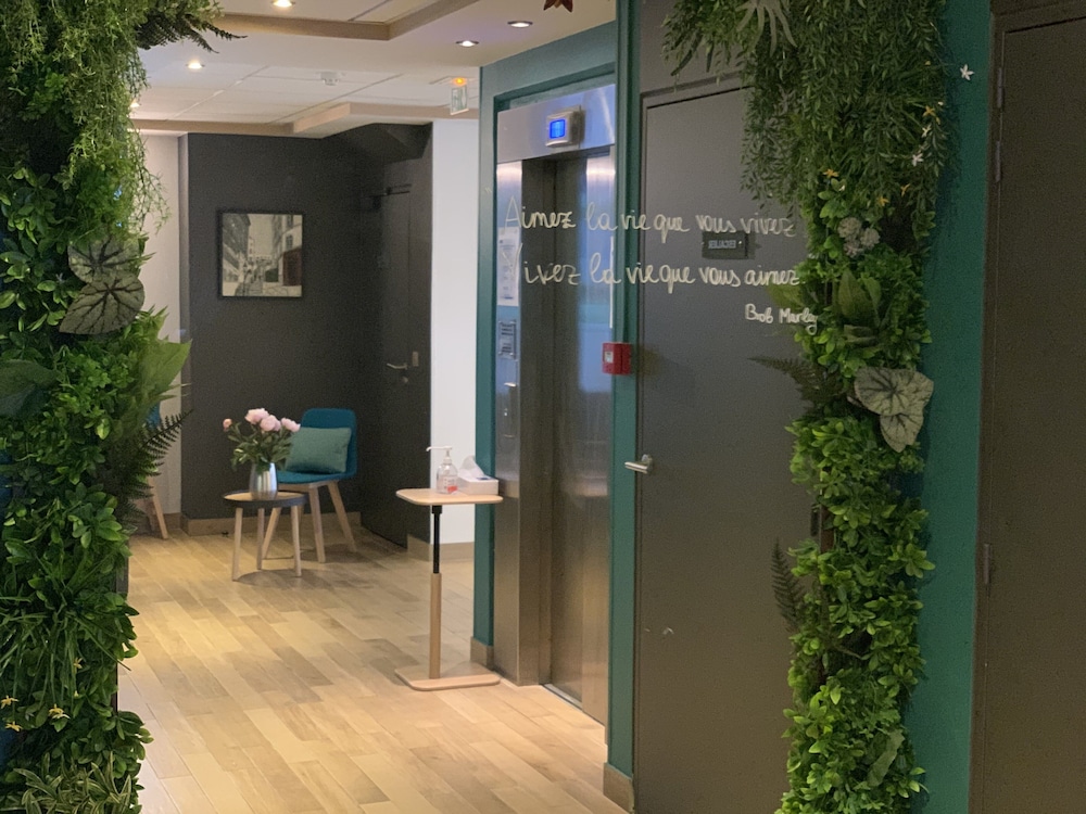 Holiday Inn Paris - Montmartre by IHG — Hotel building in Paris, Ile-de-France