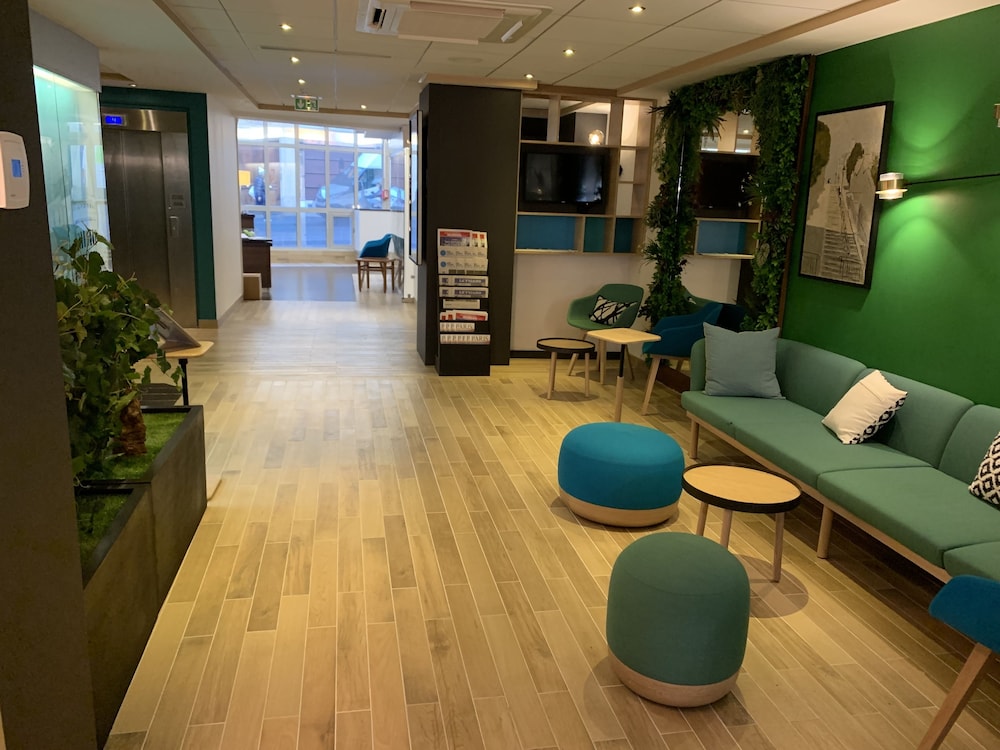 Holiday Inn Paris - Montmartre by IHG — Hotel building in Paris, Ile-de-France