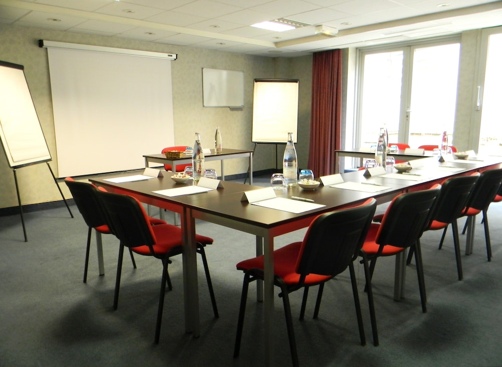 Holiday Inn Paris - Montmartre by IHG — Hotel building in Paris, Ile-de-France