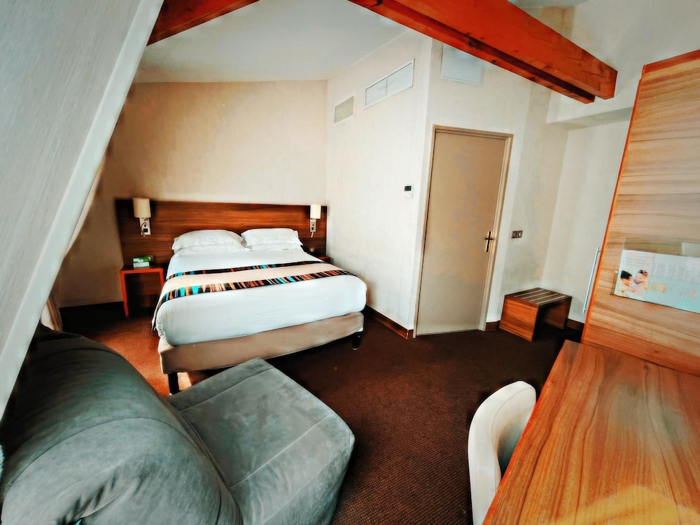 Holiday Inn Paris - Montmartre by IHG — Hotel rooms in Paris, Ile-de-France