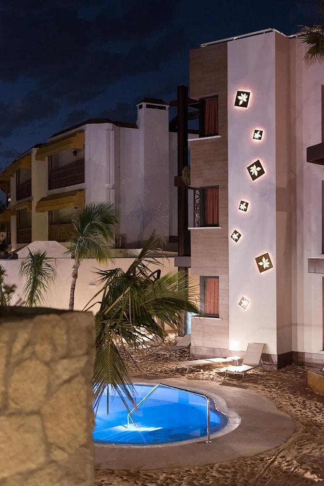 Alhambra Boutique — Hotel building in Playa del Ingles, Canary Islands