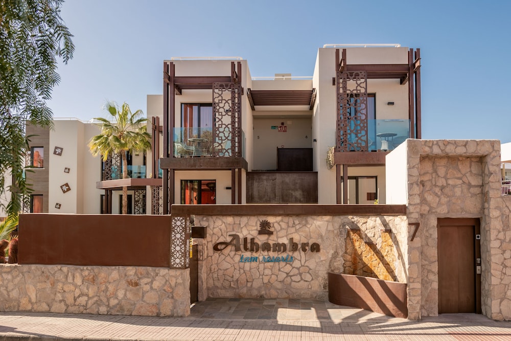 Alhambra Boutique — Hotel building in Playa del Ingles, Canary Islands