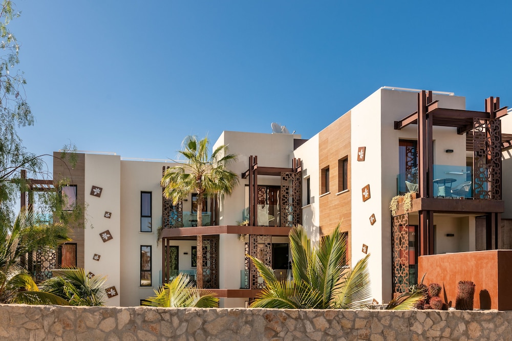 Alhambra Boutique — Hotel building in Playa del Ingles, Canary Islands
