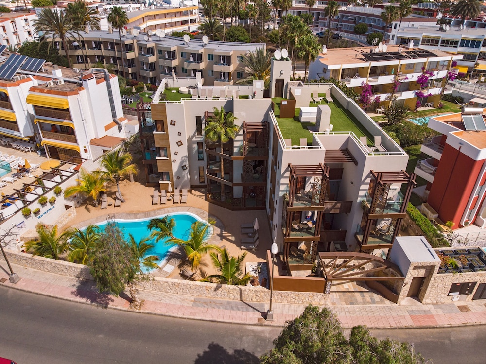 Alhambra Boutique — Hotel building in Playa del Ingles, Canary Islands