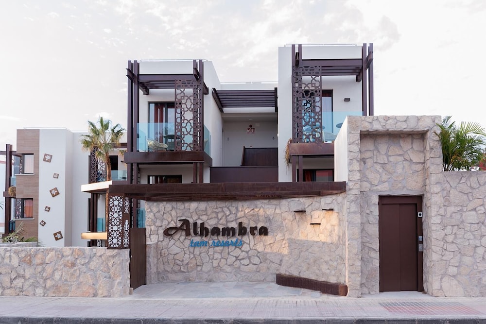 Alhambra Boutique — Hotel building in Playa del Ingles, Canary Islands