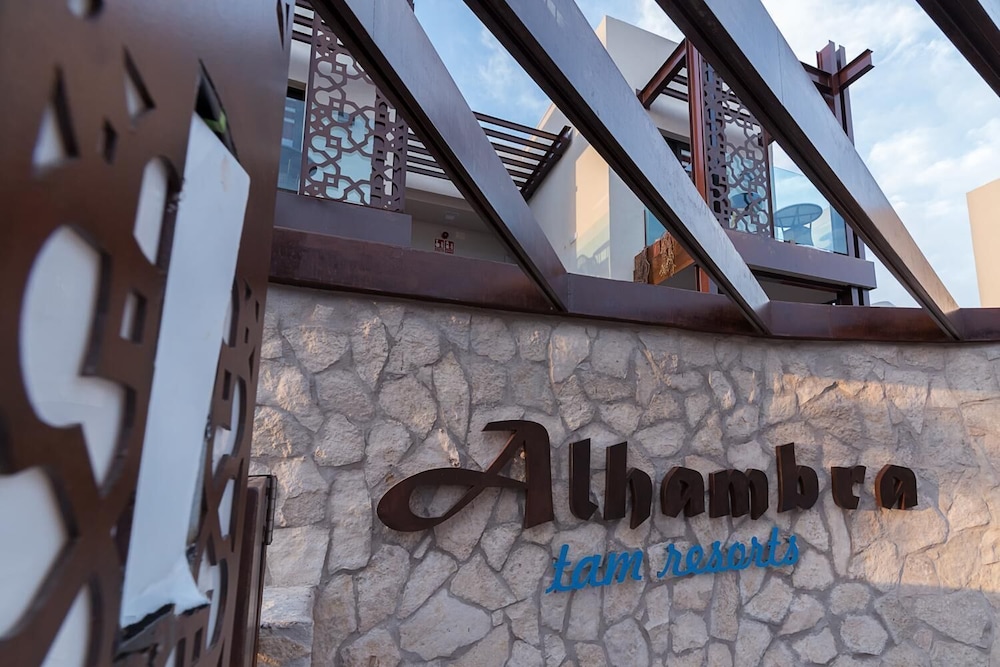 Alhambra Boutique — Hotel building in Playa del Ingles, Canary Islands