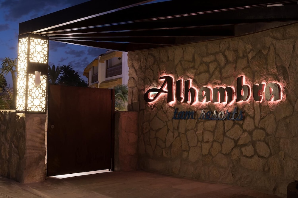 Alhambra Boutique — Hotel building in Playa del Ingles, Canary Islands
