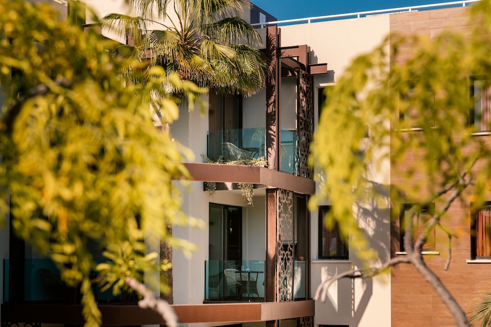 Alhambra Boutique — Hotel building in Playa del Ingles, Canary Islands