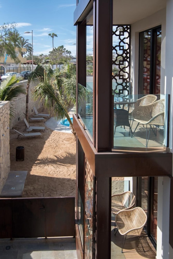 Alhambra Boutique — Hotel building in Playa del Ingles, Canary Islands