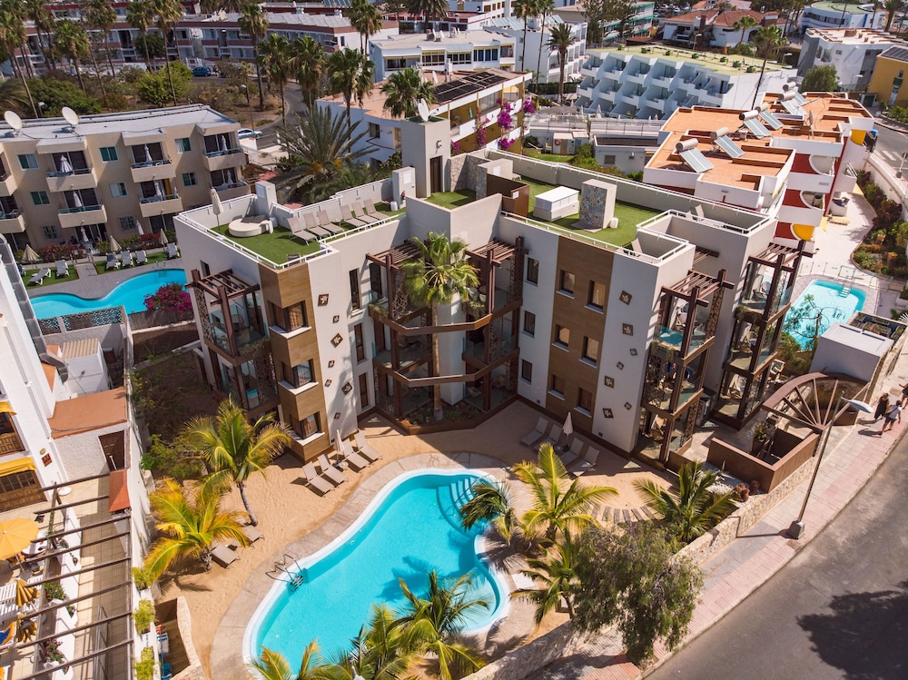 Alhambra Boutique — Hotel building in Playa del Ingles, Canary Islands