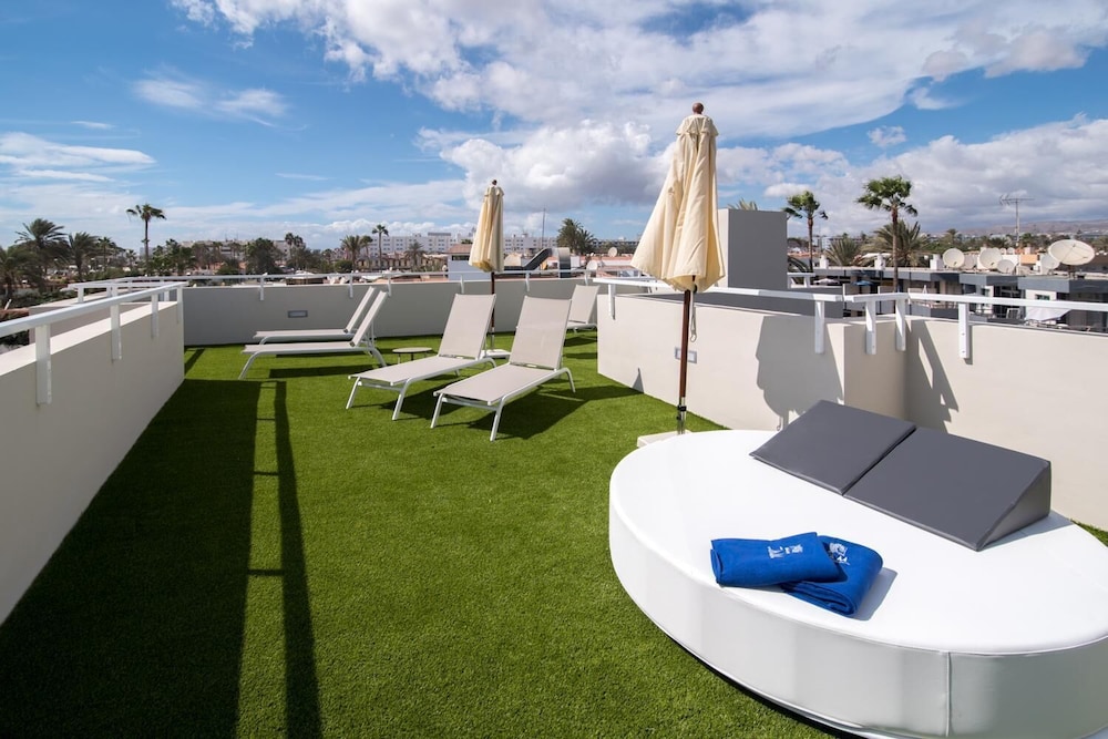 Alhambra Boutique — Hotel building in Playa del Ingles, Canary Islands
