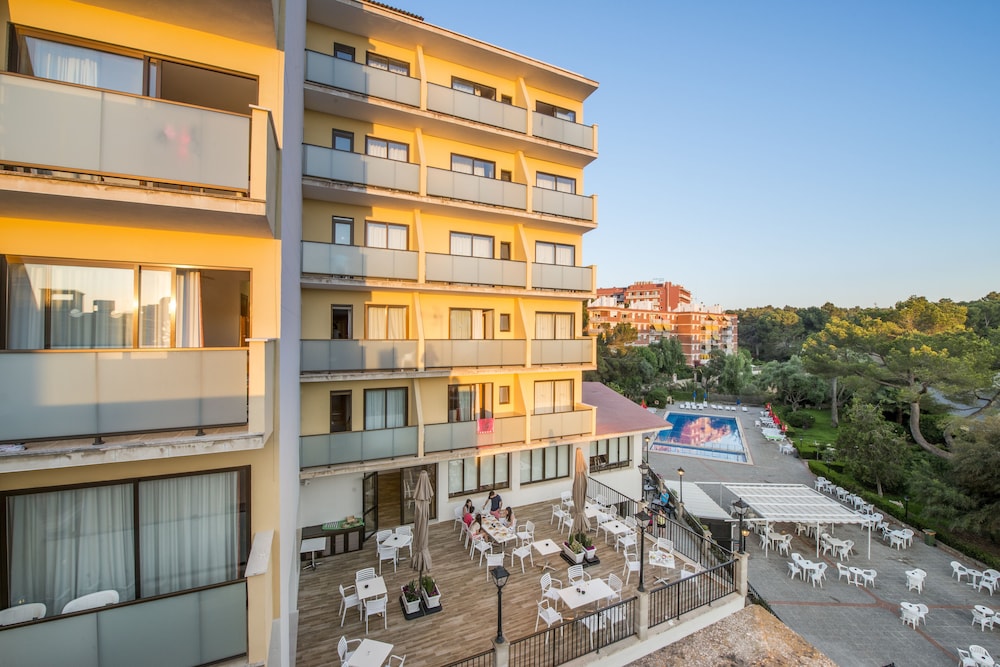 Hotel Amazonas — Hotel building in Playa de Palma, Balearic Islands