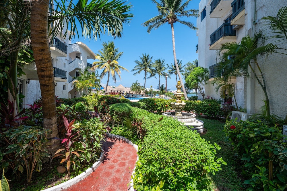 Hotel Imperial Laguna Faranda — Hotel building in Cancun, Quintana Roo