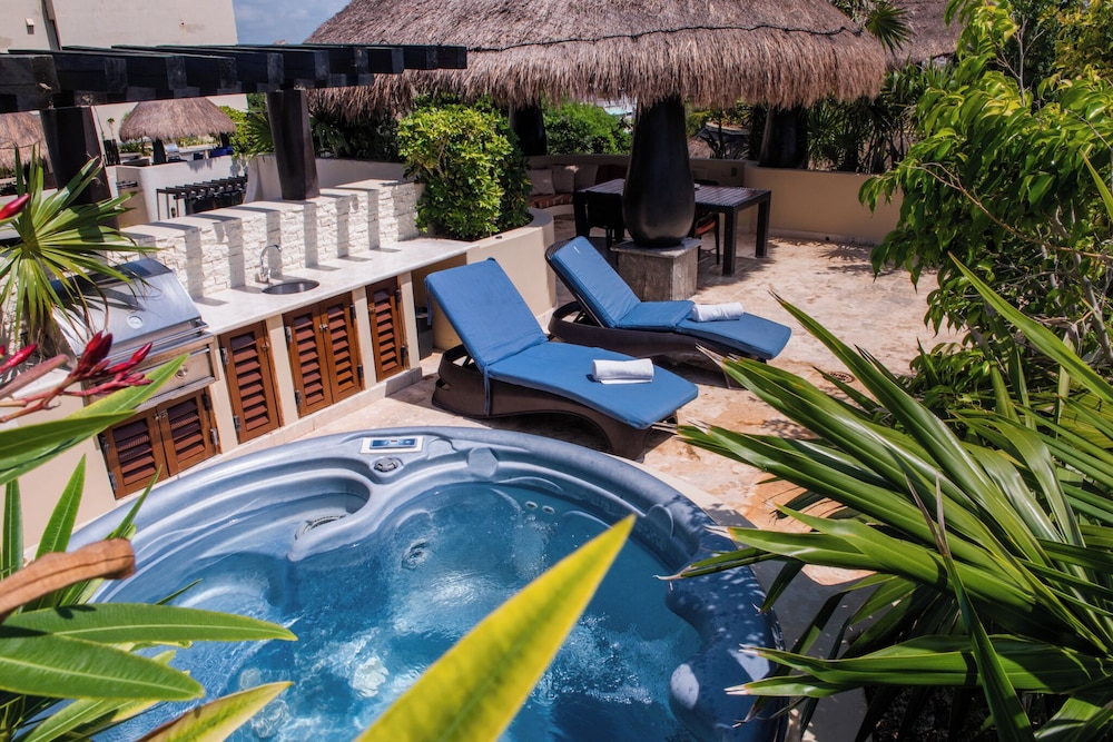 El Taj Oceanfront & Beachside Condo Hotel — Swimming pool in Playa del Carmen, Quintana Roo