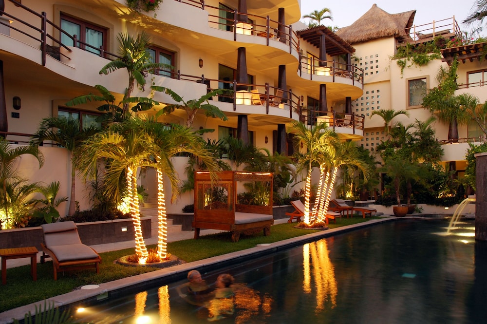 El Taj Oceanfront & Beachside Condo Hotel — Hotel building in Playa del Carmen, Quintana Roo