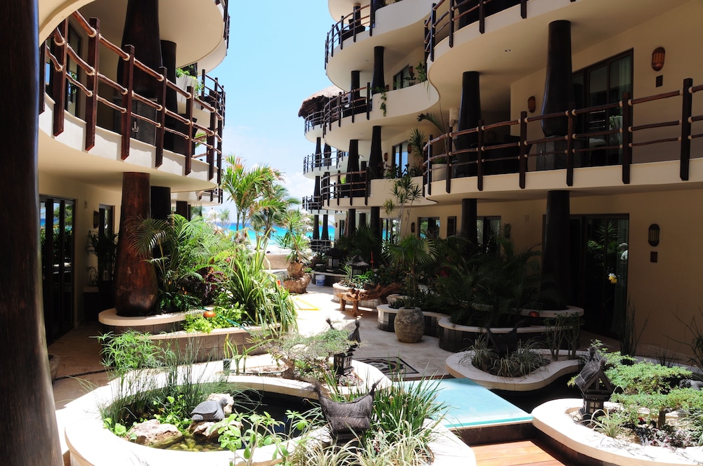 El Taj Oceanfront & Beachside Condo Hotel — Hotel building in Playa del Carmen, Quintana Roo